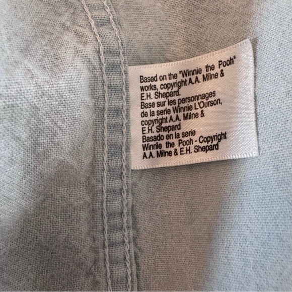 Disney Winnie the Pooh Vintage Casual Button Down Shirt Happy Snow Days - Picture 9 of 9